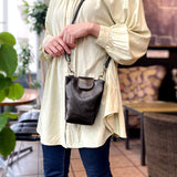 Charis Poche 本革 ショルダーポーチ lb336